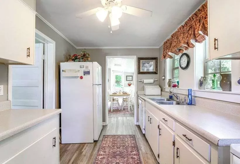 Charming Country Home W/ Yard   14 Mi To Ole Miss!
