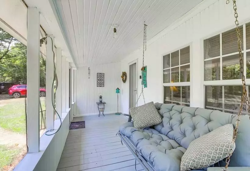 Charming Country Home W/ Yard   14 Mi To Ole Miss!