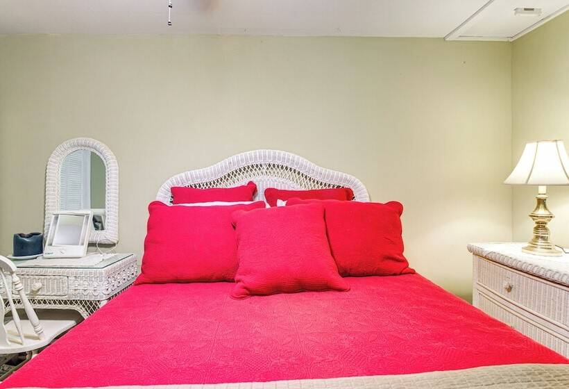 Charming Country Home W/ Yard   14 Mi To Ole Miss!