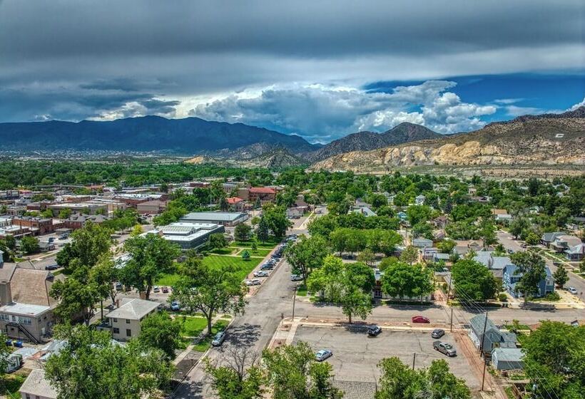 Walk To Dtwn: Colorful Cañon City Home W/ Grill!