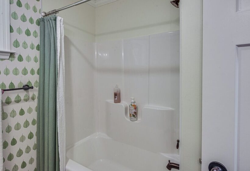 Treasure Lake Home W/ Deck: Walk To Bimini Lake!