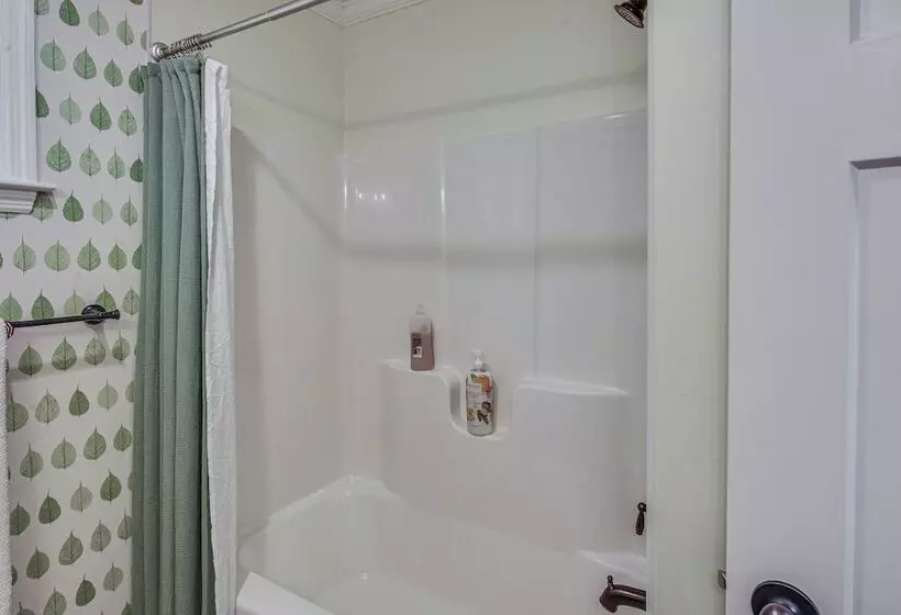 Treasure Lake Home W/ Deck: Walk To Bimini Lake!