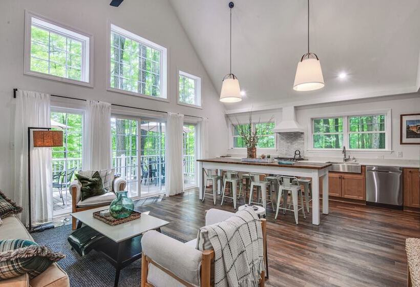 Treasure Lake Home W/ Deck: Walk To Bimini Lake!