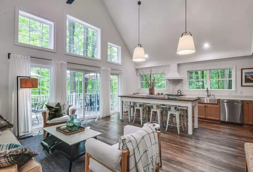 Treasure Lake Home W/ Deck: Walk To Bimini Lake!