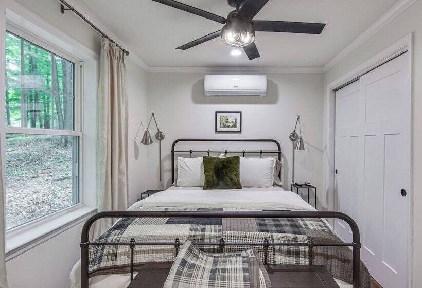 Treasure Lake Home W/ Deck: Walk To Bimini Lake!