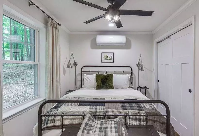 Treasure Lake Home W/ Deck: Walk To Bimini Lake!