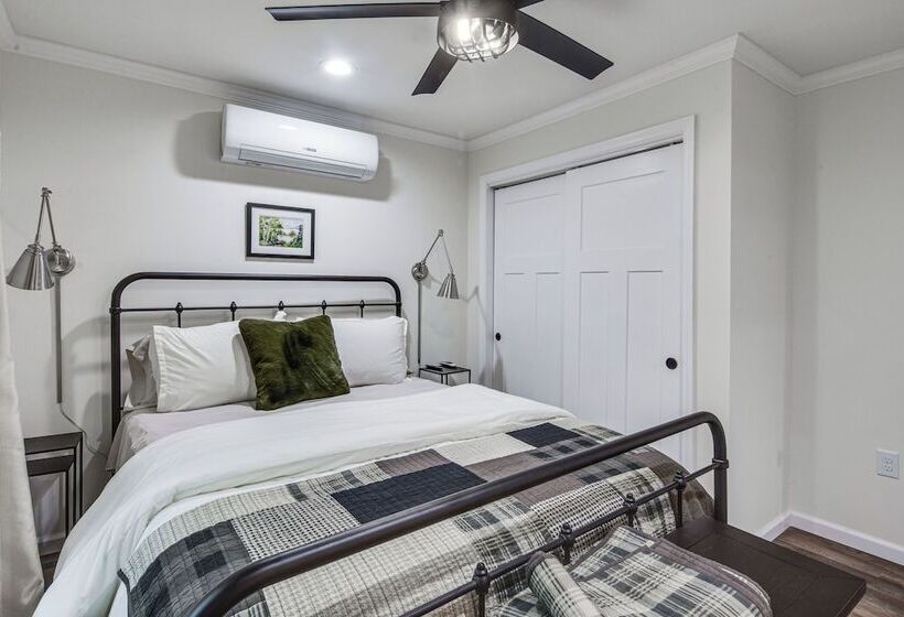 Treasure Lake Home W/ Deck: Walk To Bimini Lake!