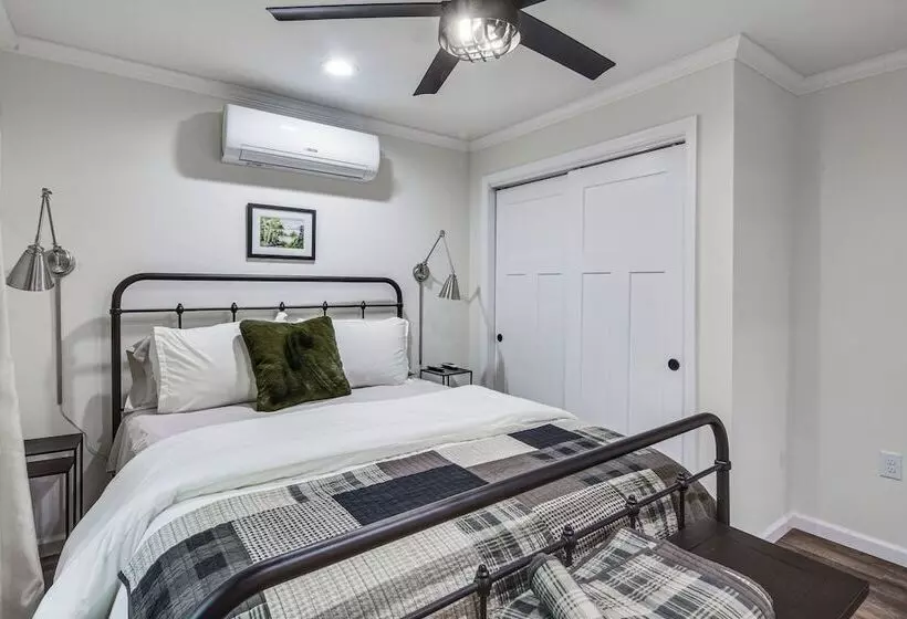 Treasure Lake Home W/ Deck: Walk To Bimini Lake!