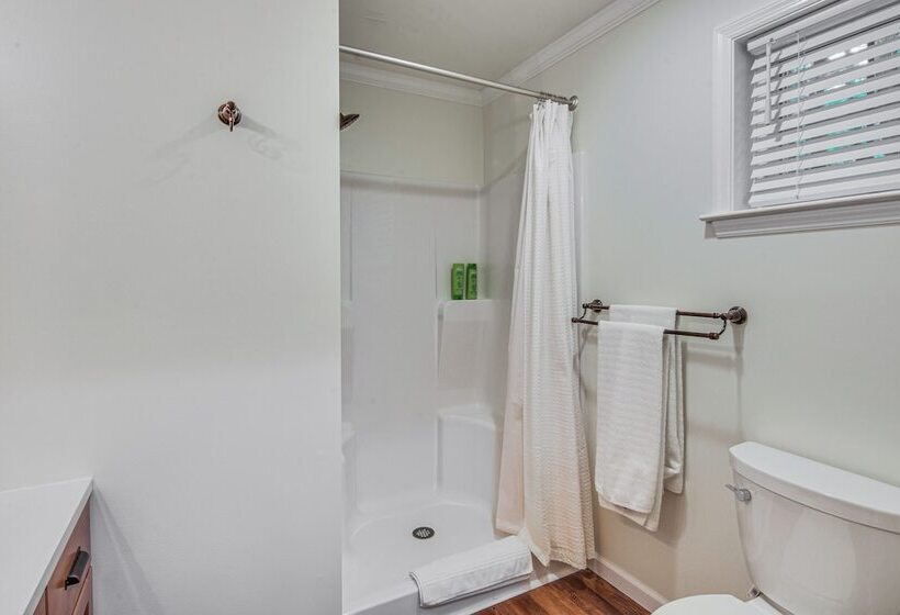 Treasure Lake Home W/ Deck: Walk To Bimini Lake!