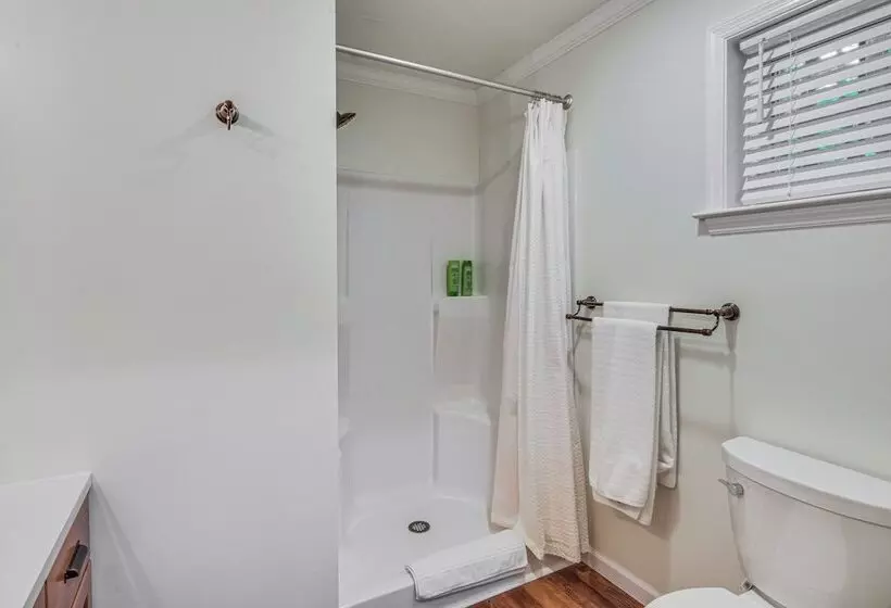 Treasure Lake Home W/ Deck: Walk To Bimini Lake!