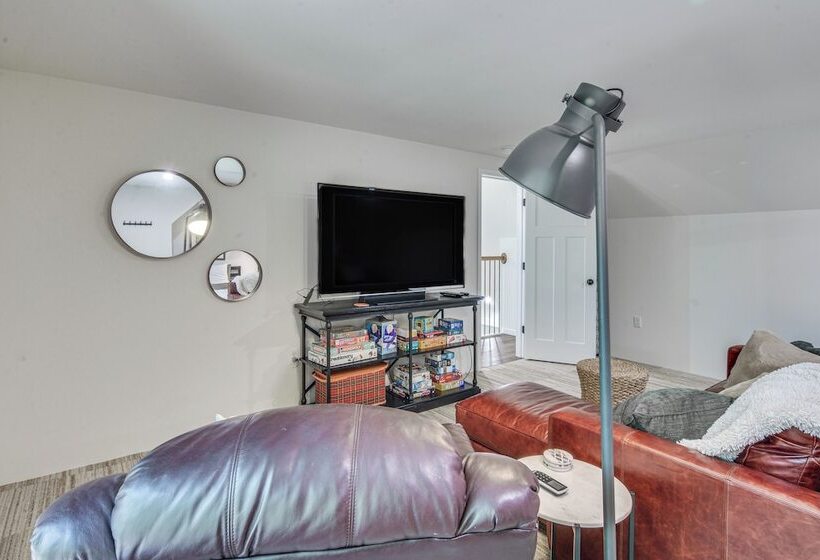 Treasure Lake Home W/ Deck: Walk To Bimini Lake!