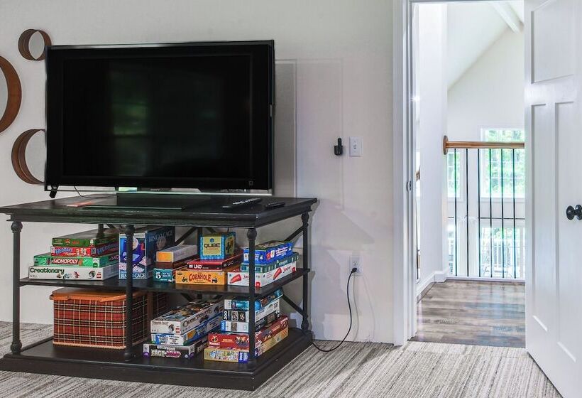 Treasure Lake Home W/ Deck: Walk To Bimini Lake!