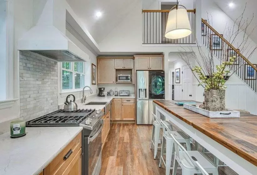 Treasure Lake Home W/ Deck: Walk To Bimini Lake!