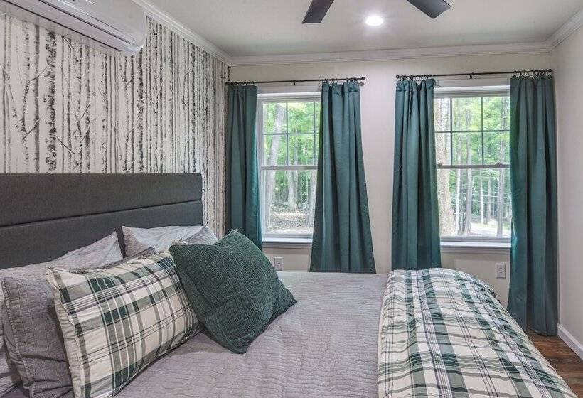 Treasure Lake Home W/ Deck: Walk To Bimini Lake!