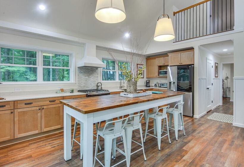 Treasure Lake Home W/ Deck: Walk To Bimini Lake!