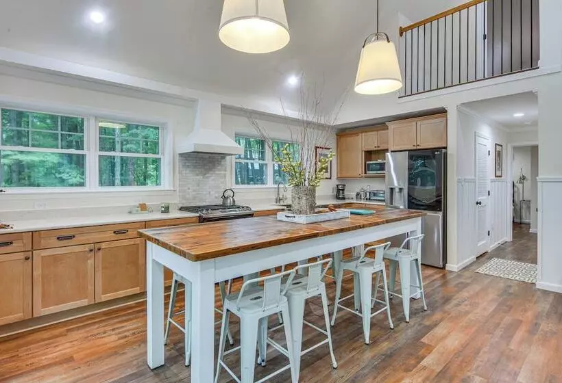 Treasure Lake Home W/ Deck: Walk To Bimini Lake!