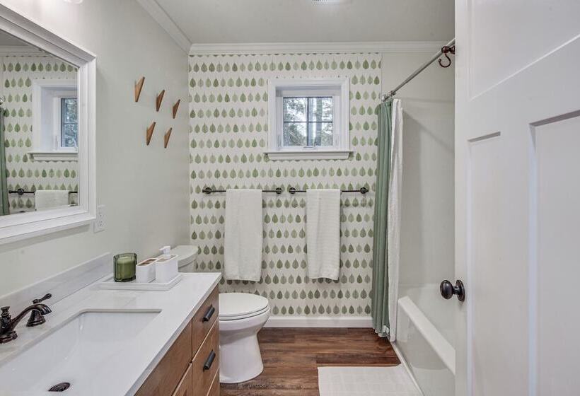 Treasure Lake Home W/ Deck: Walk To Bimini Lake!