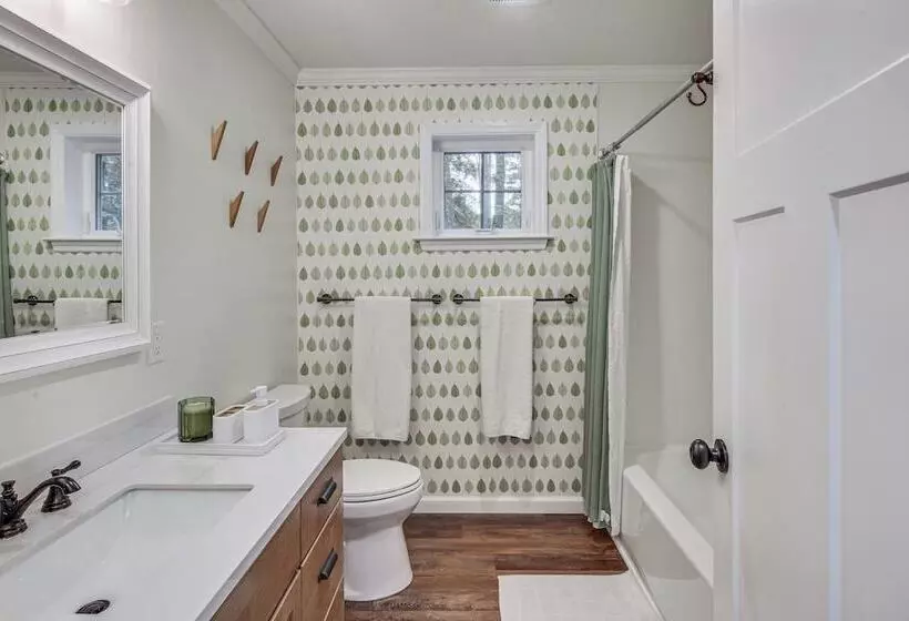 Treasure Lake Home W/ Deck: Walk To Bimini Lake!