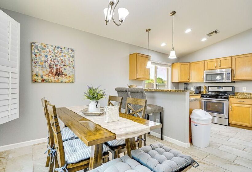 Tucson Home W/ Patio, Grill & Mountain Views!