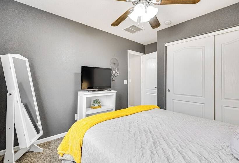 Tucson Home W/ Patio, Grill & Mountain Views!