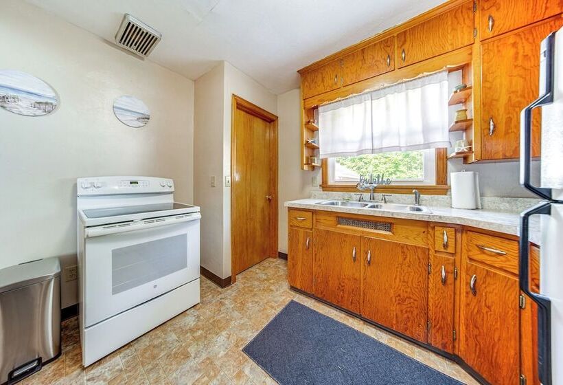 < 1 Mi To Lake Erie: Ashtabula Hideaway!