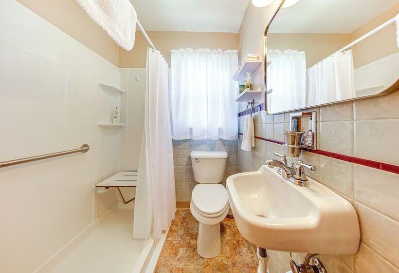 < 1 Mi To Lake Erie: Ashtabula Hideaway!