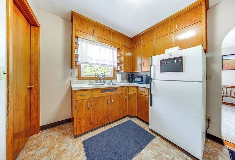 < 1 Mi To Lake Erie: Ashtabula Hideaway!