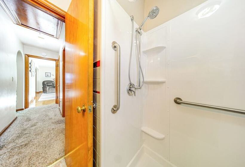 < 1 Mi To Lake Erie: Ashtabula Hideaway!