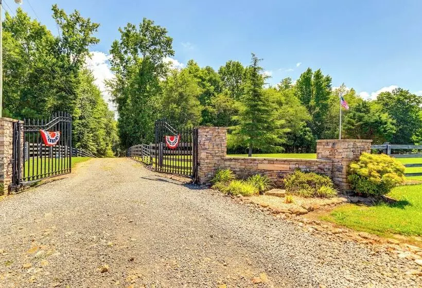 7 Mi To Carters Lake: Cabin W/ Pond & Pedal Boat!