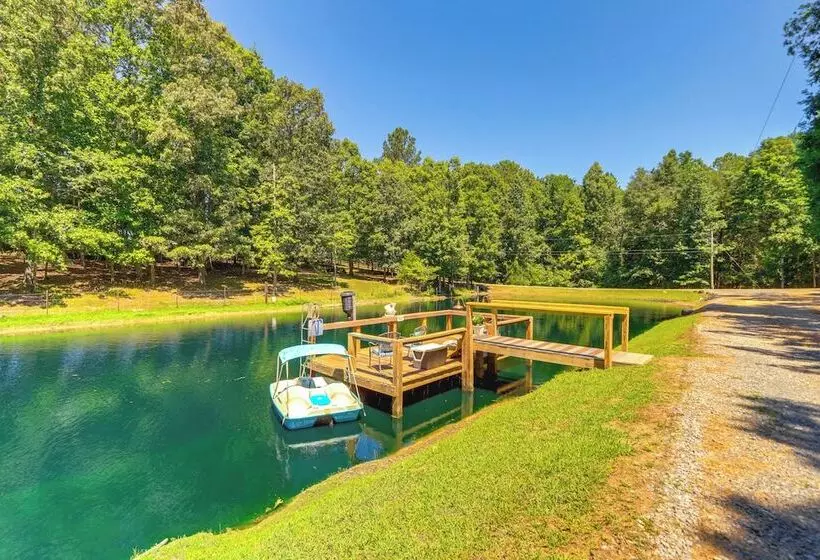 7 Mi To Carters Lake: Cabin W/ Pond & Pedal Boat!