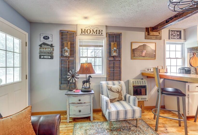 7 Mi To Carters Lake: Cabin W/ Pond & Pedal Boat!