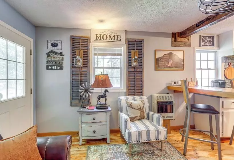 7 Mi To Carters Lake: Cabin W/ Pond & Pedal Boat!