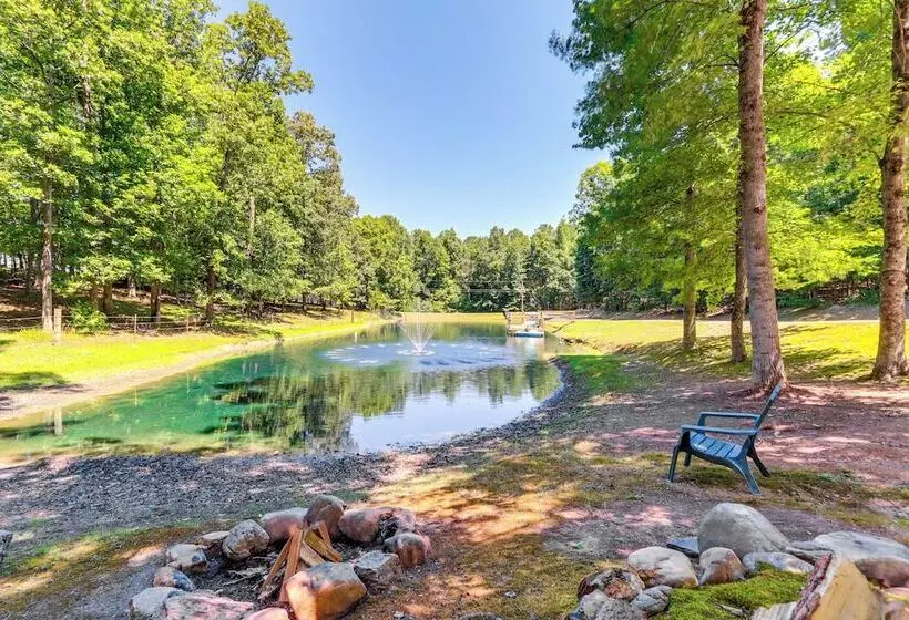 7 Mi To Carters Lake: Cabin W/ Pond & Pedal Boat!