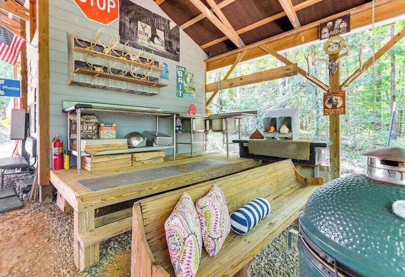 7 Mi To Carters Lake: Cabin W/ Pond & Pedal Boat!