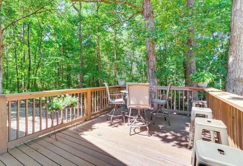 7 Mi To Carters Lake: Cabin W/ Pond & Pedal Boat!