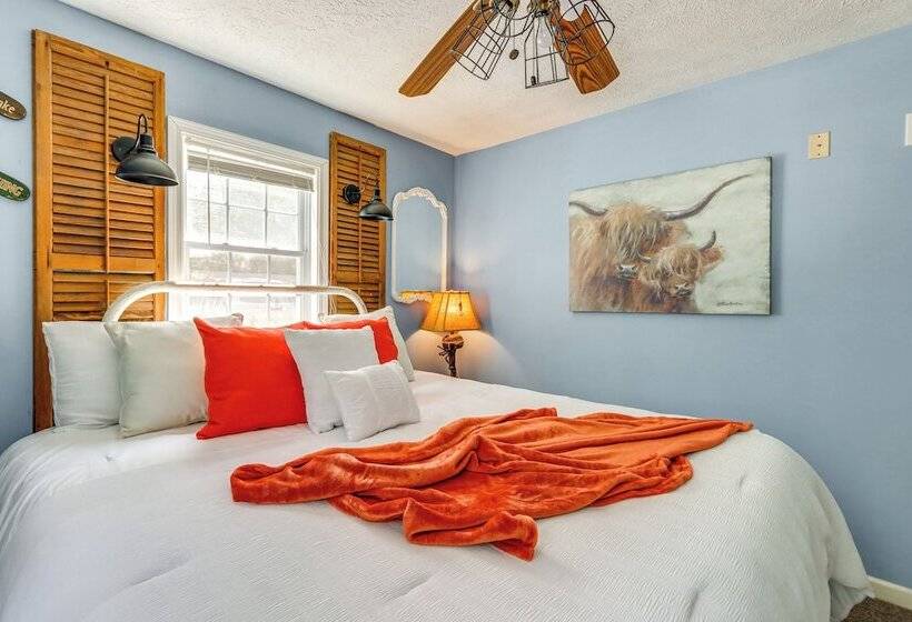 7 Mi To Carters Lake: Cabin W/ Pond & Pedal Boat!