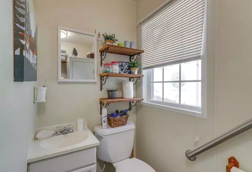 7 Mi To Carters Lake: Cabin W/ Pond & Pedal Boat!