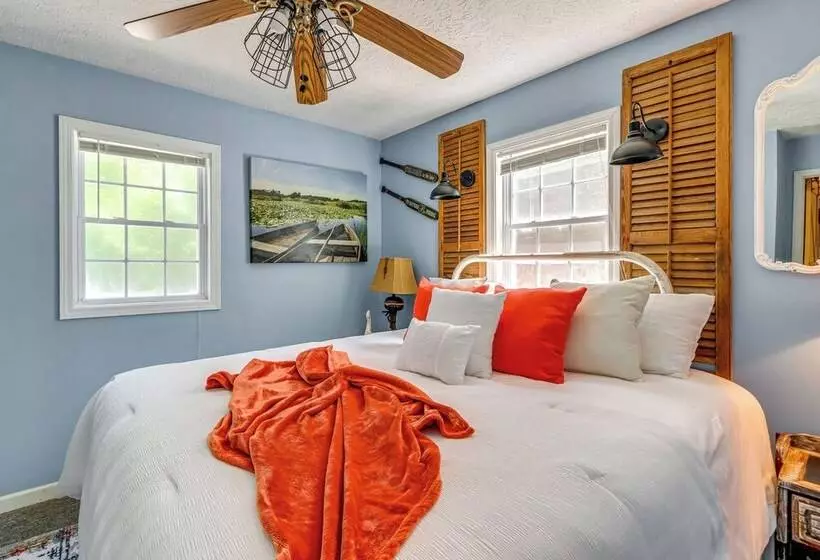 7 Mi To Carters Lake: Cabin W/ Pond & Pedal Boat!