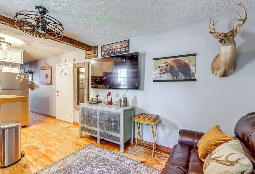 7 Mi To Carters Lake: Cabin W/ Pond & Pedal Boat!