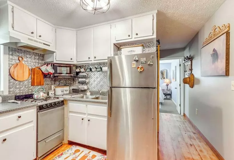 7 Mi To Carters Lake: Cabin W/ Pond & Pedal Boat!