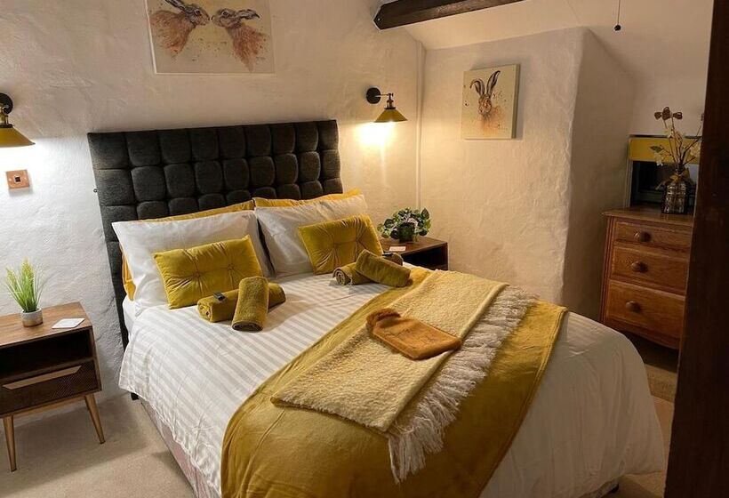 Cosy Cottage With Hot Tub Oozing Character!