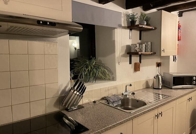 Cosy Cottage With Hot Tub Oozing Character!