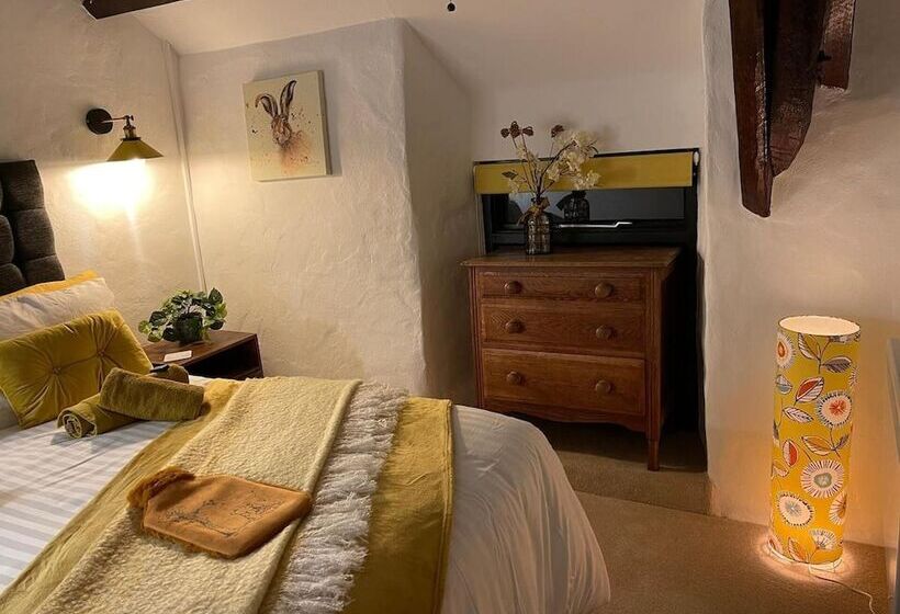 Cosy Cottage With Hot Tub Oozing Character!