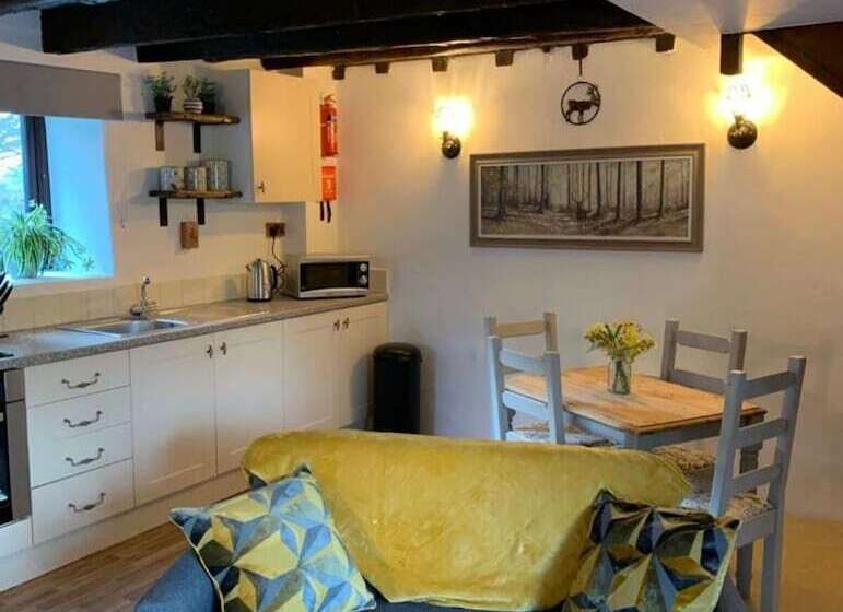 Cosy Cottage With Hot Tub Oozing Character!