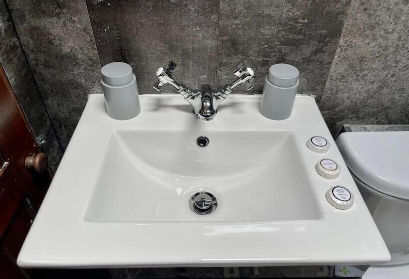 Cosy Cottage With Hot Tub Oozing Character!