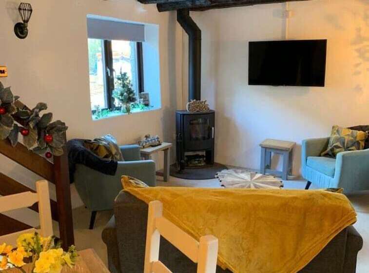 Cosy Cottage With Hot Tub Oozing Character!