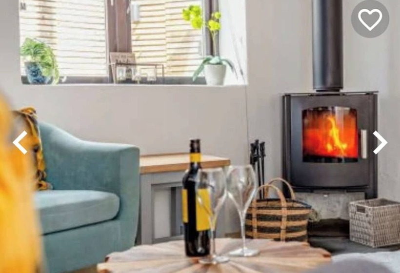 Cosy Cottage With Hot Tub Oozing Character!