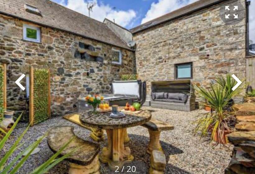 Cosy Cottage With Hot Tub Oozing Character!