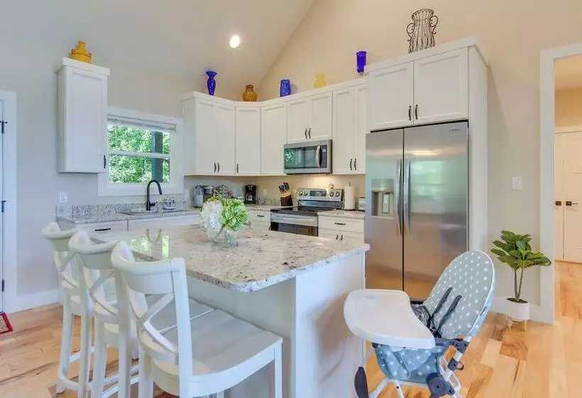 Modern Hendersonville Home: Deck & Mountain Views!