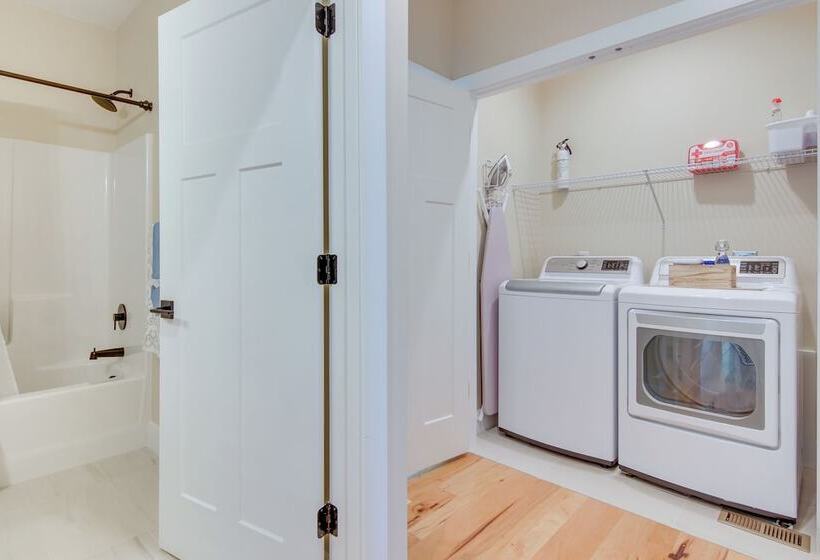 Modern Hendersonville Home: Deck & Mountain Views!